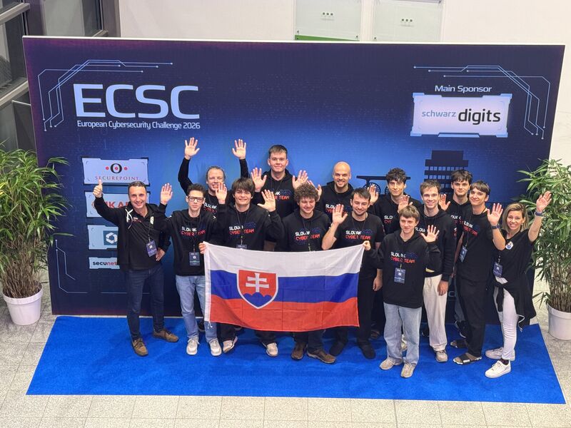 Slovak Cyber Team so slovenskou vlajkou na ECSC 2026 v Bochume