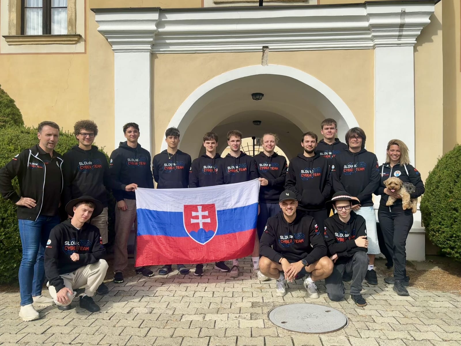 Slovak Cyber Team so slovenskou vlajkou pred ECSC 2026 v Bochume