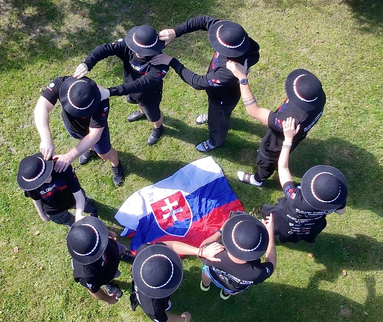 Tím sformovaný do kruhu okolo slovenskej vlajky, záber z dronu