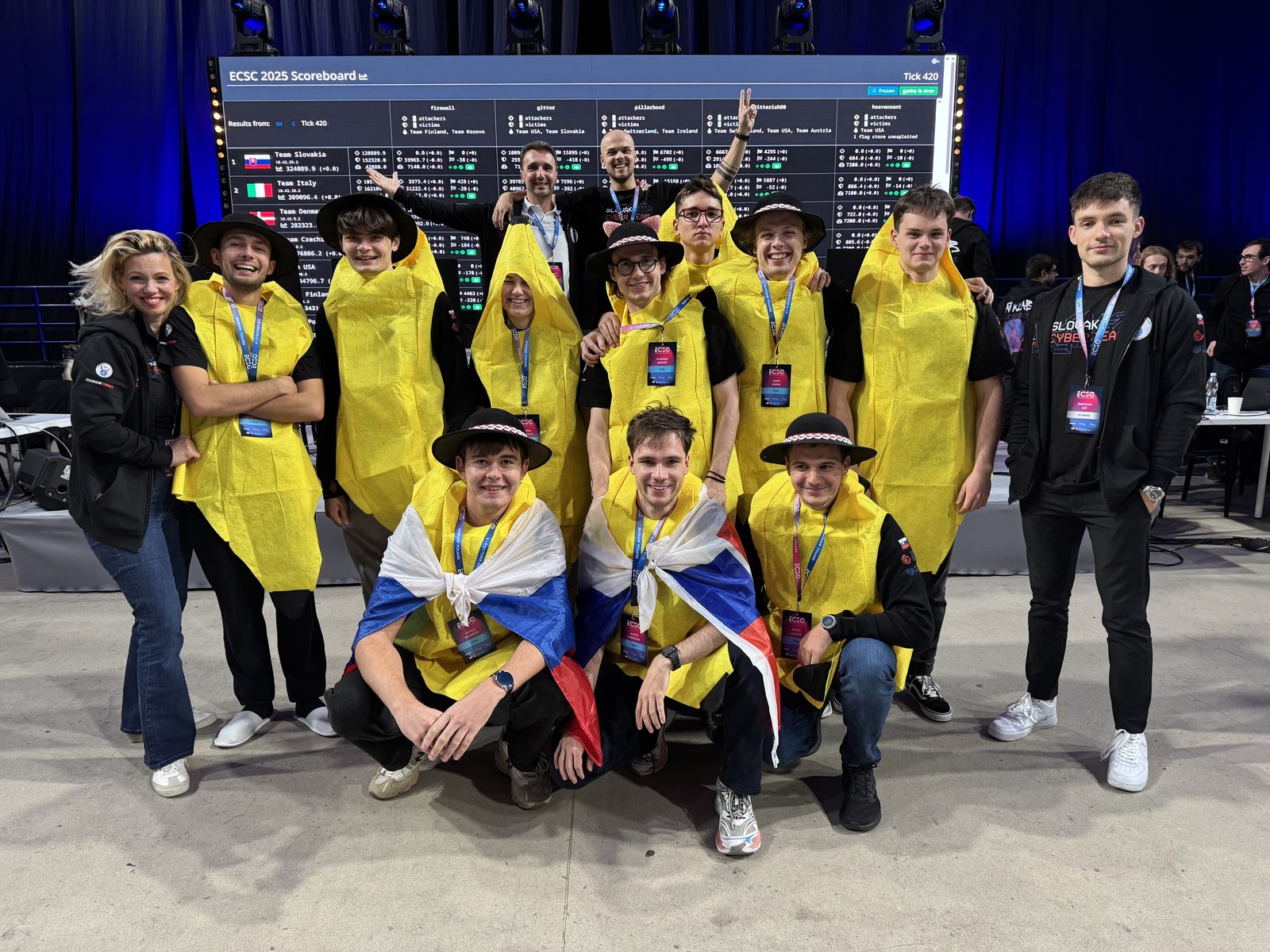 Tím v banánových kostýmoch pred výsledkovou tabuľou ECSC 2025 - Slovensko na 1. mieste pred zamrznutím