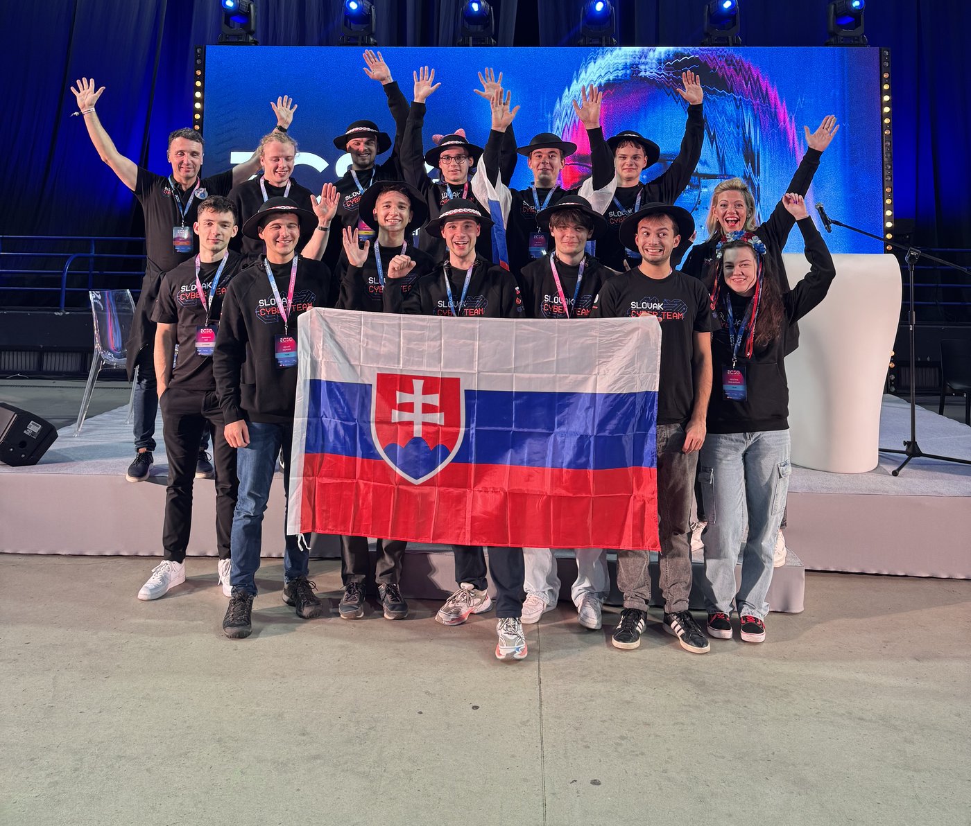 Slovak Cyber Team so slovenskou vlajkou na ECSC 2025 vo Varšave