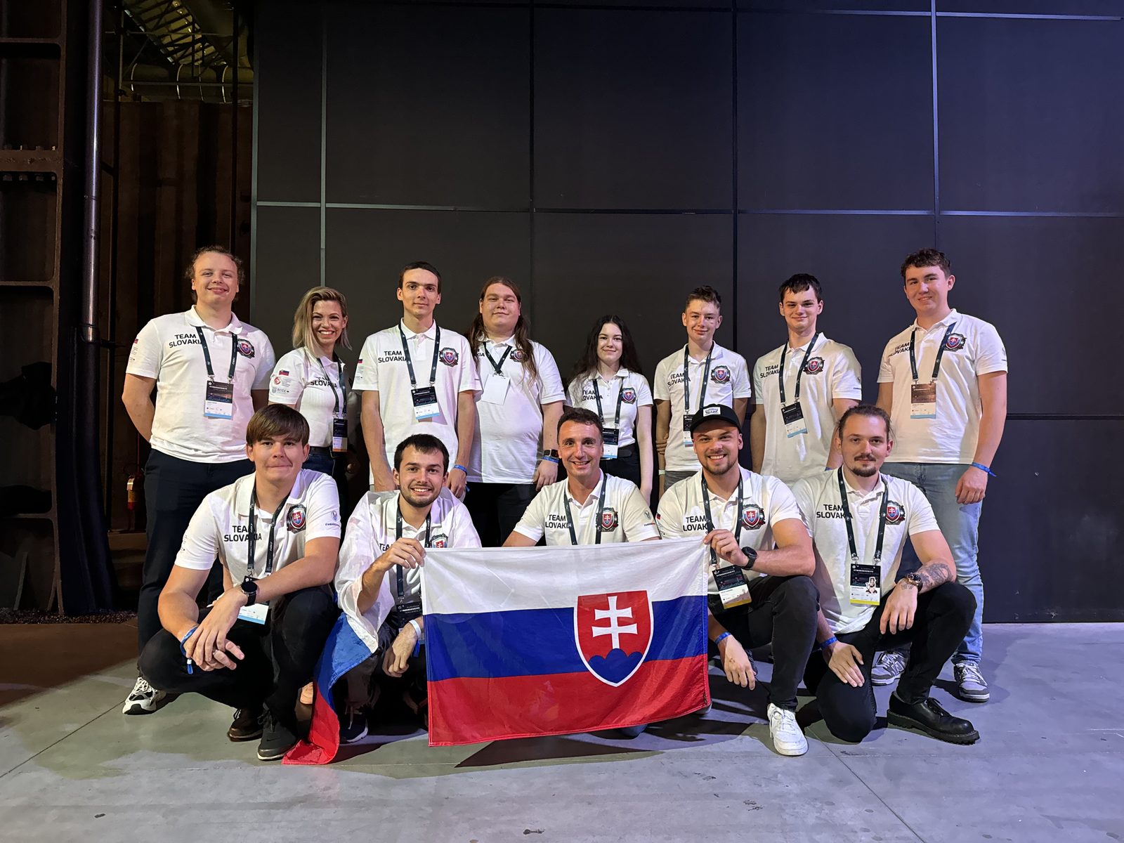 Team Slovakia so slovenskou vlajkou na pódiu na ECSC 2024 v Turíne