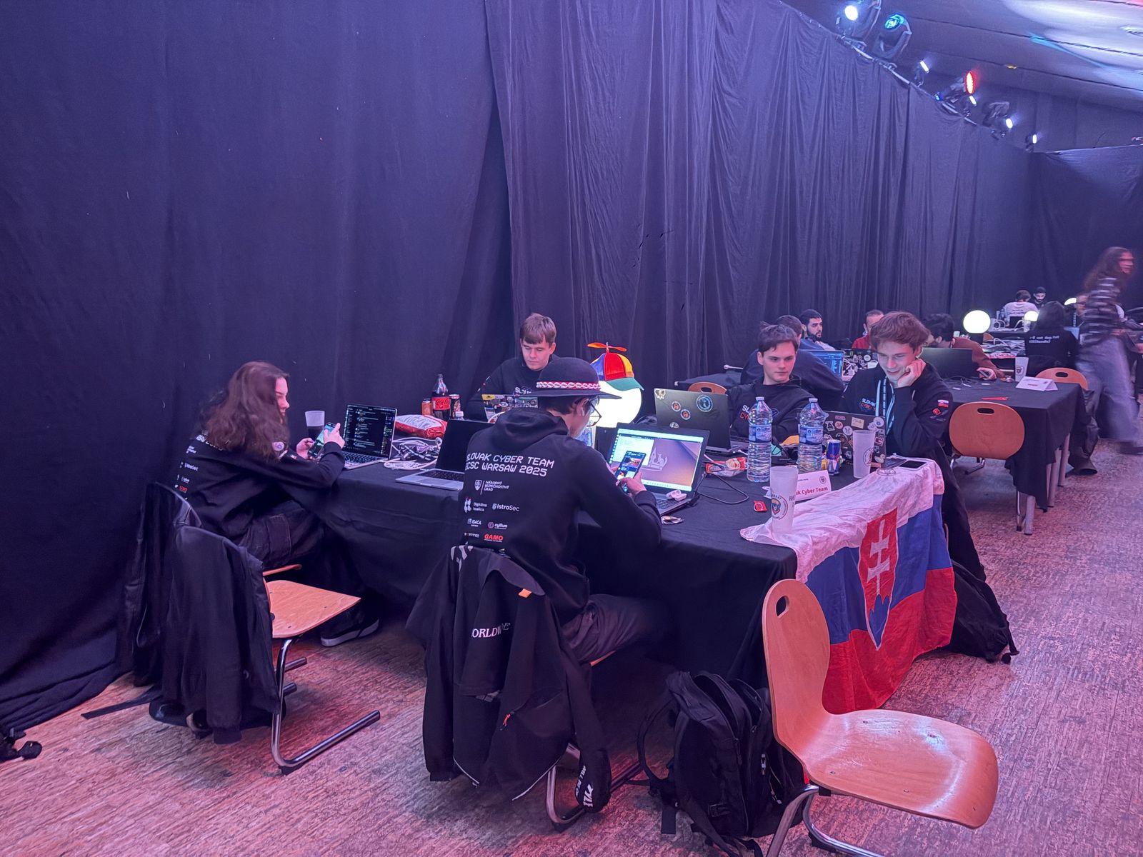 Tímy pri notebookoch so slovenskou vlajkou na HackDay Challenge v Paríži